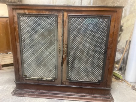 Buffet ancien en bois avec portes en canage, présentant un relooking élégant, teinté de beige doux et doté de serrures dorées.